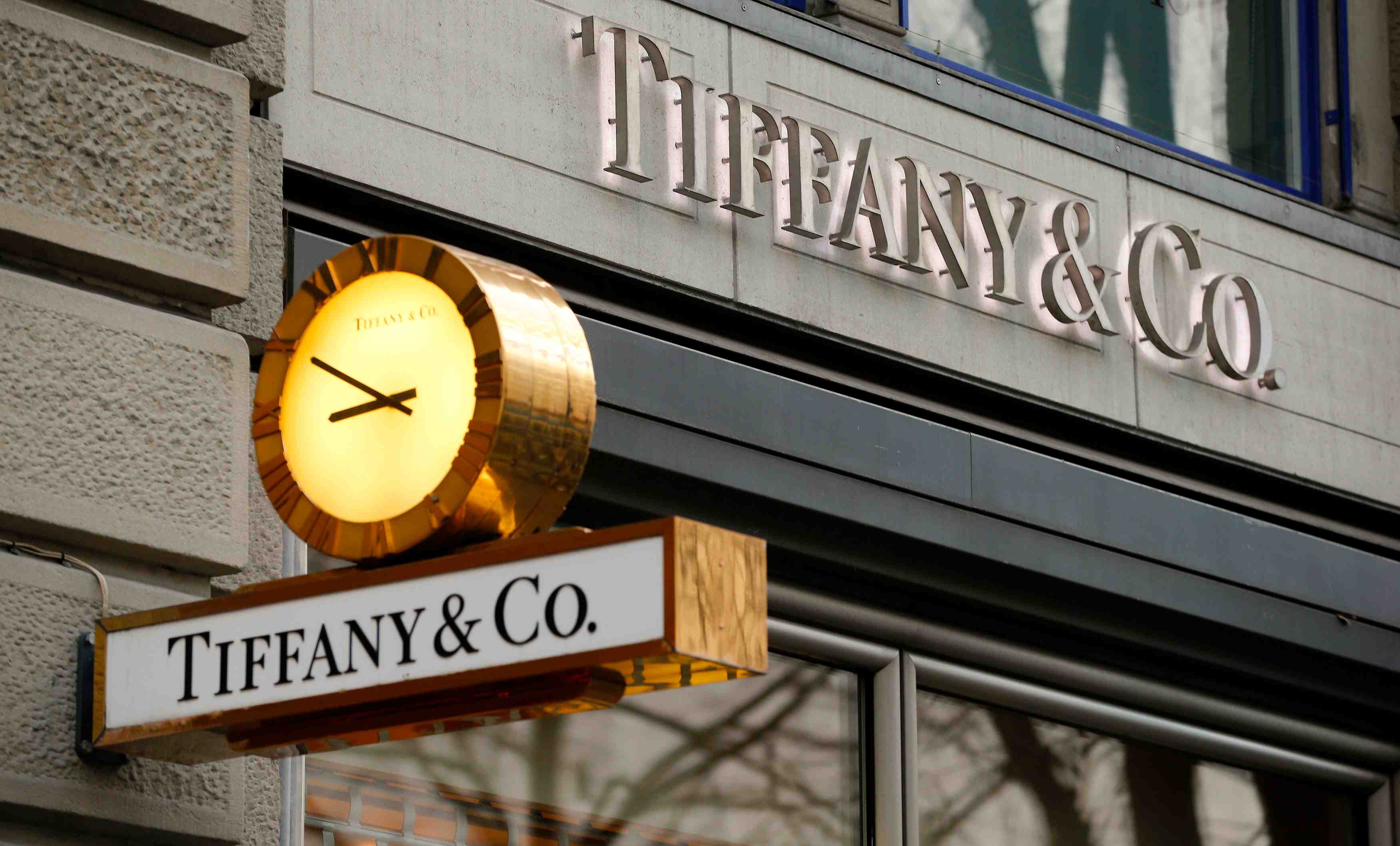 Tiffany abaisse sa prevision de benefice annuel