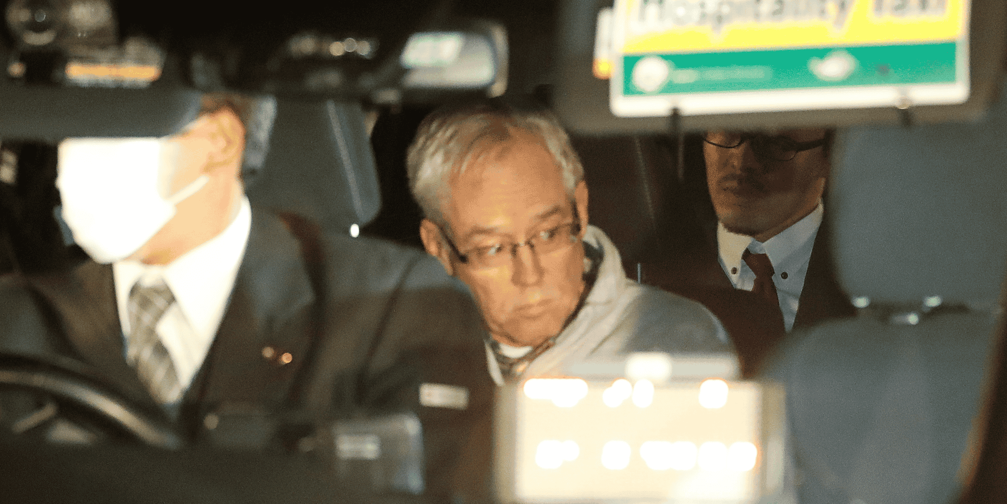 Greg Kelly, ancien collaborateur de Carlos Ghosn chez Nissan, est vu dans une voiture, après avoir été libéré d'un centre de détention à Tokyo, au Japon, le 25 décembre 2018.