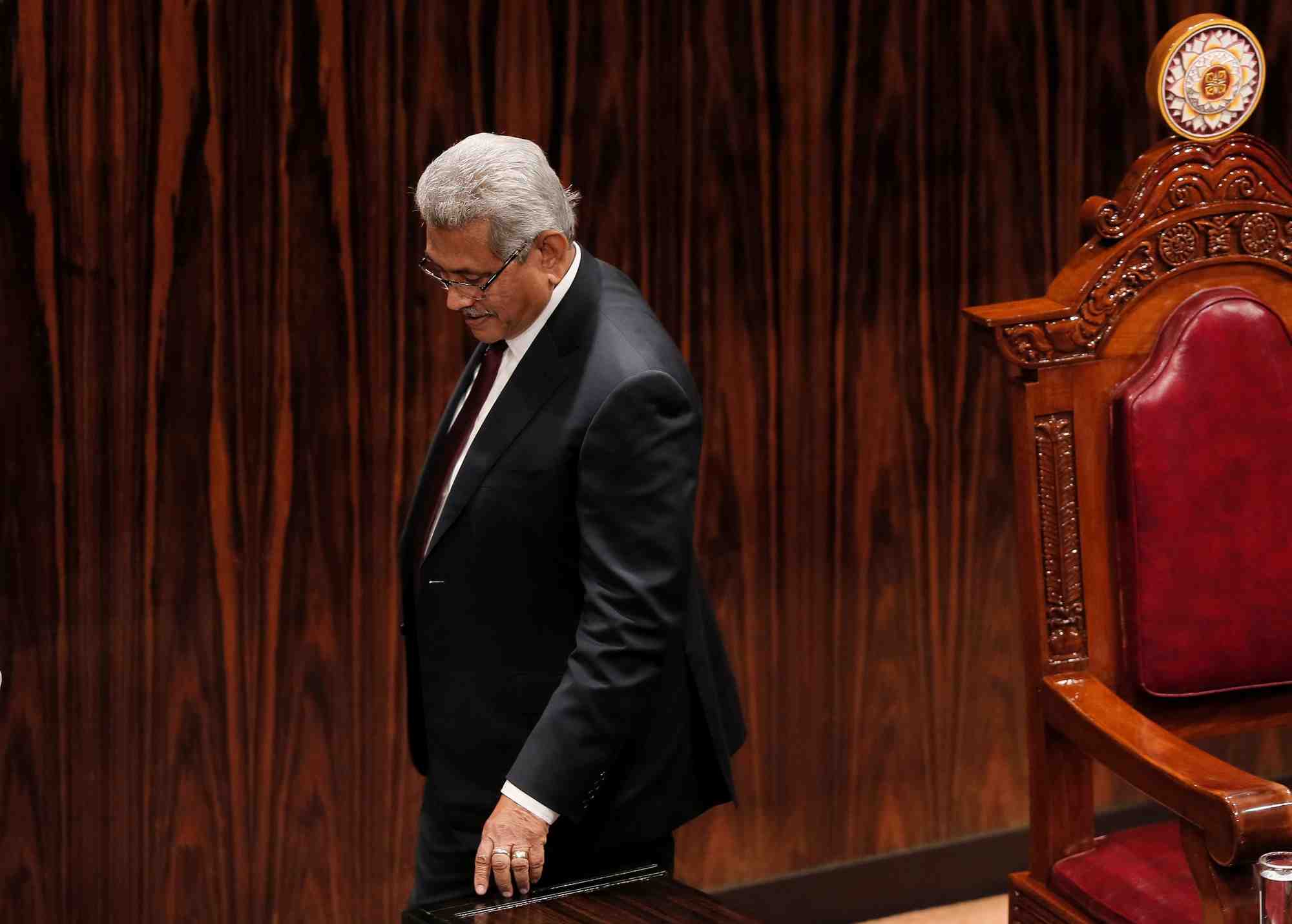 Sri lanka: le president quitte le pays avant de remettre sa demission