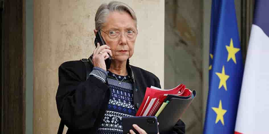 La Première ministre, Élisabeth Borne, à sa sortie de l’Élysée, mardi.