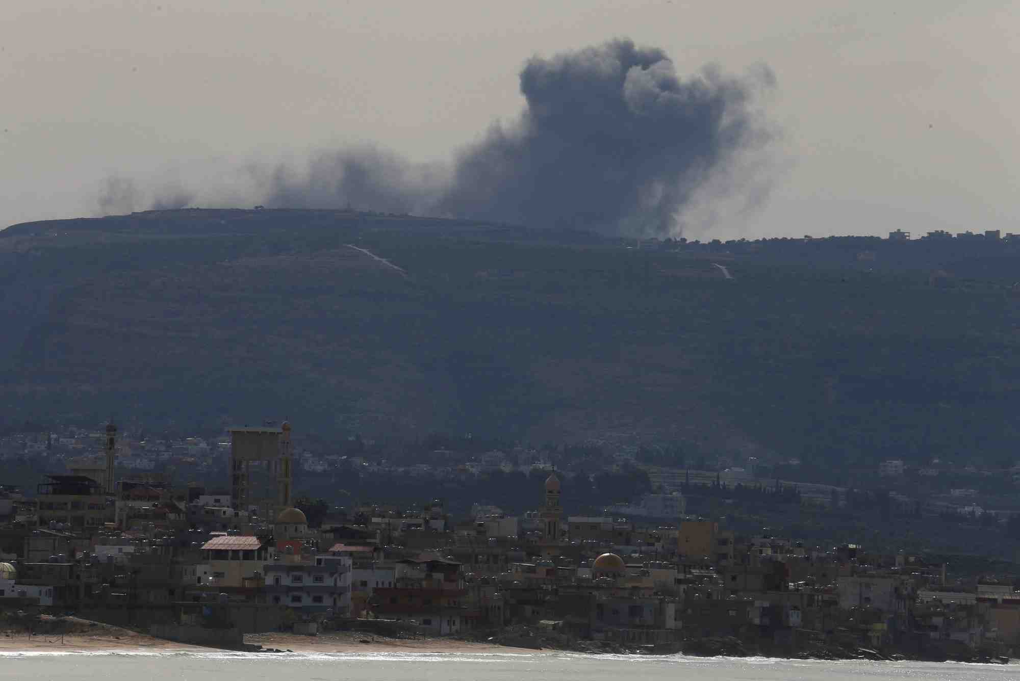 De la fumee s'eleve du cote libanais pres de la frontiere avec israel, vue de tyr