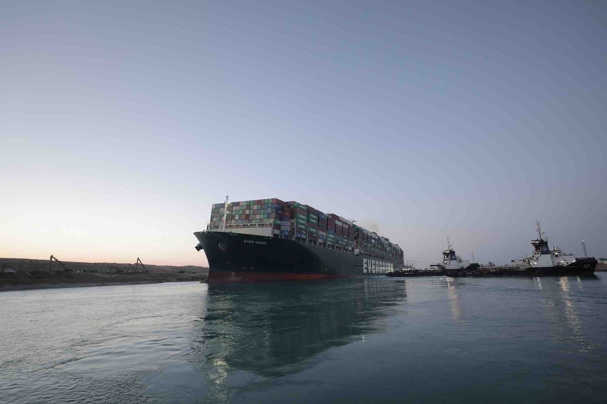 Le cargo de conteneur Ever Given bloqué dans le canal de Suez en 2021.
