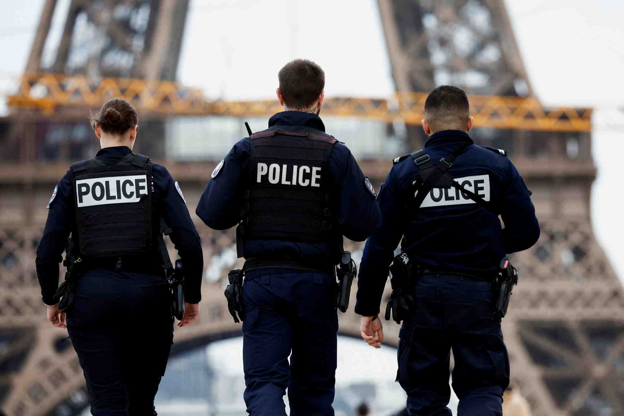 Des policiers patrouillent sur la place du trocadero