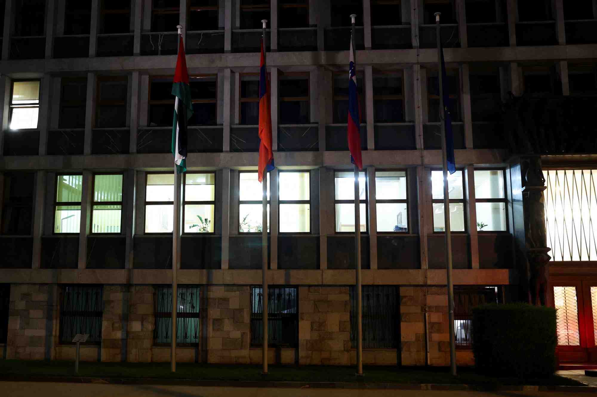 Un drapeau palestinien a l'exterieur du parlement slovene a lubljana