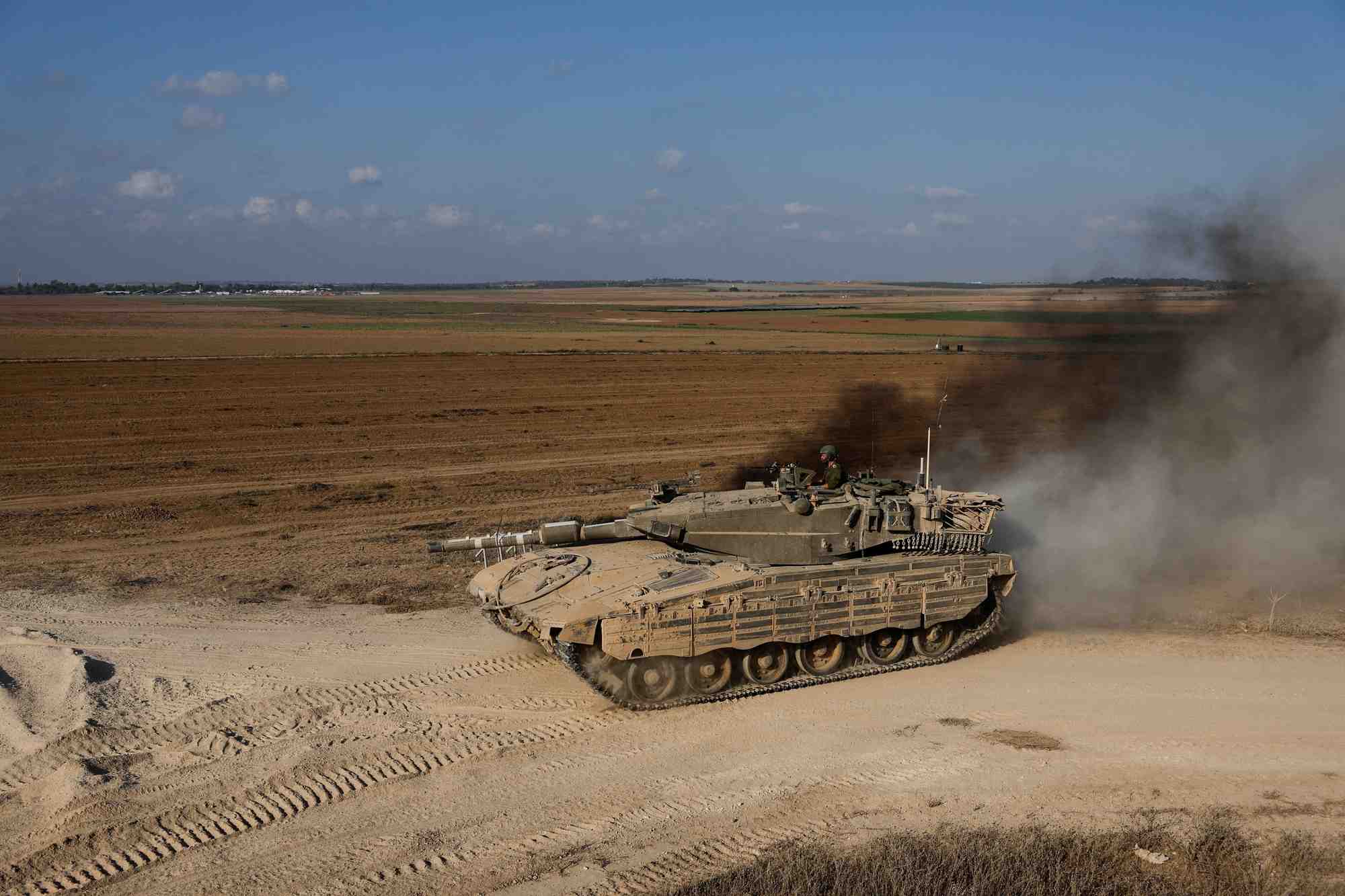 Un char israelien manoeuvre pres de la frontiere entre israel et gaza