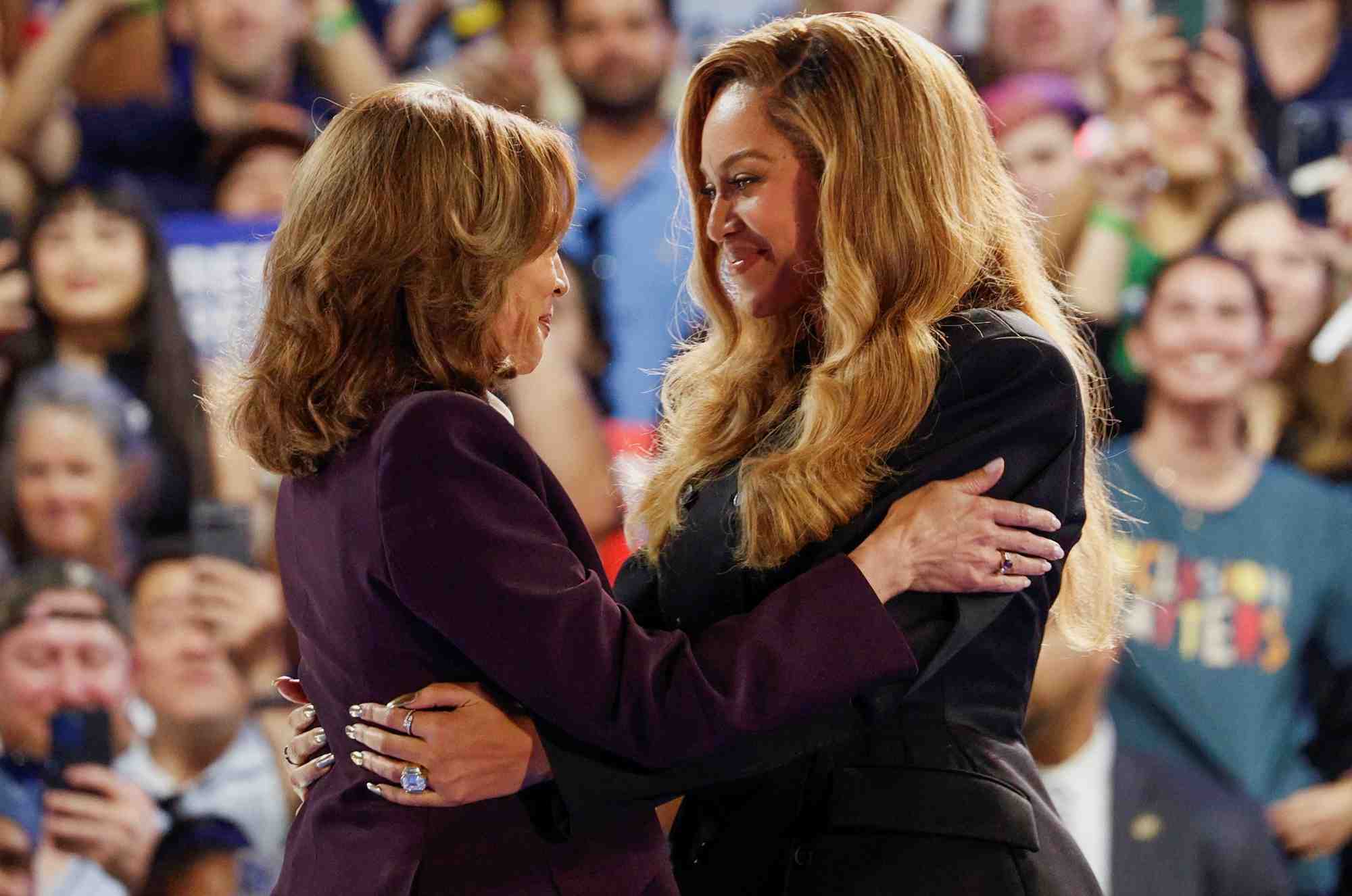 Le candidat democrate a la presidence des etats-unis, le vice-president harris, fait campagne a houston