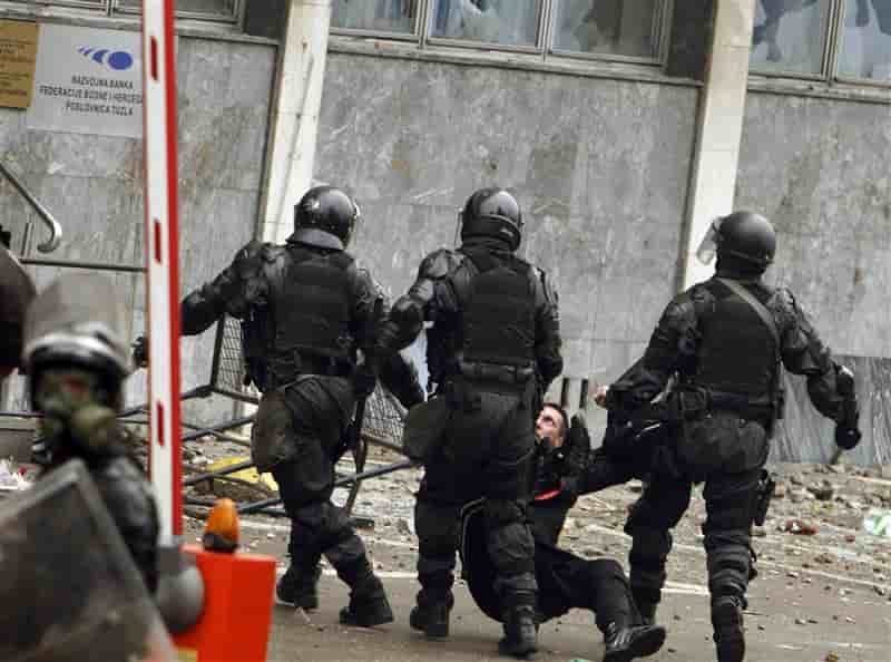Des dizaines de blessés lors de manifestations en Bosnie