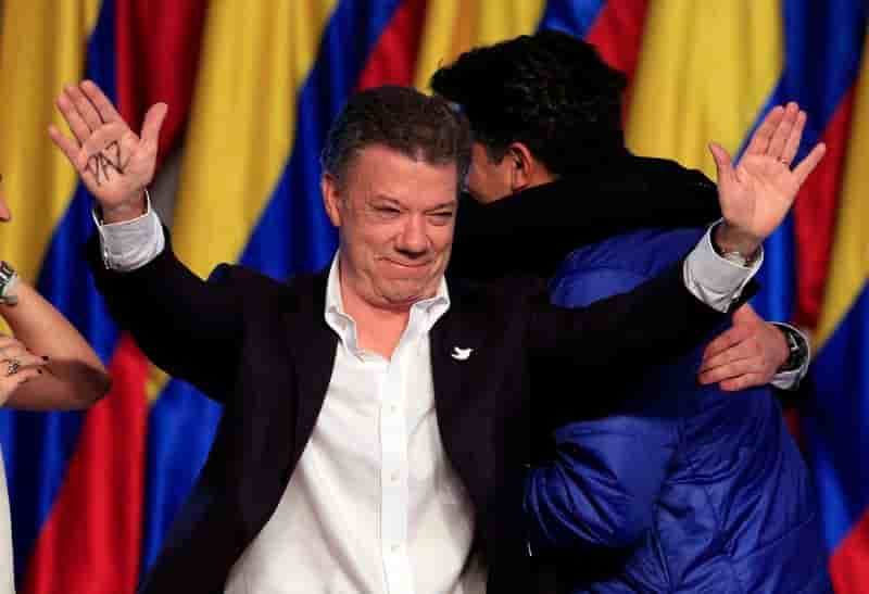 Réélu en Colombie, Santos promet de poursuivre vers la paix