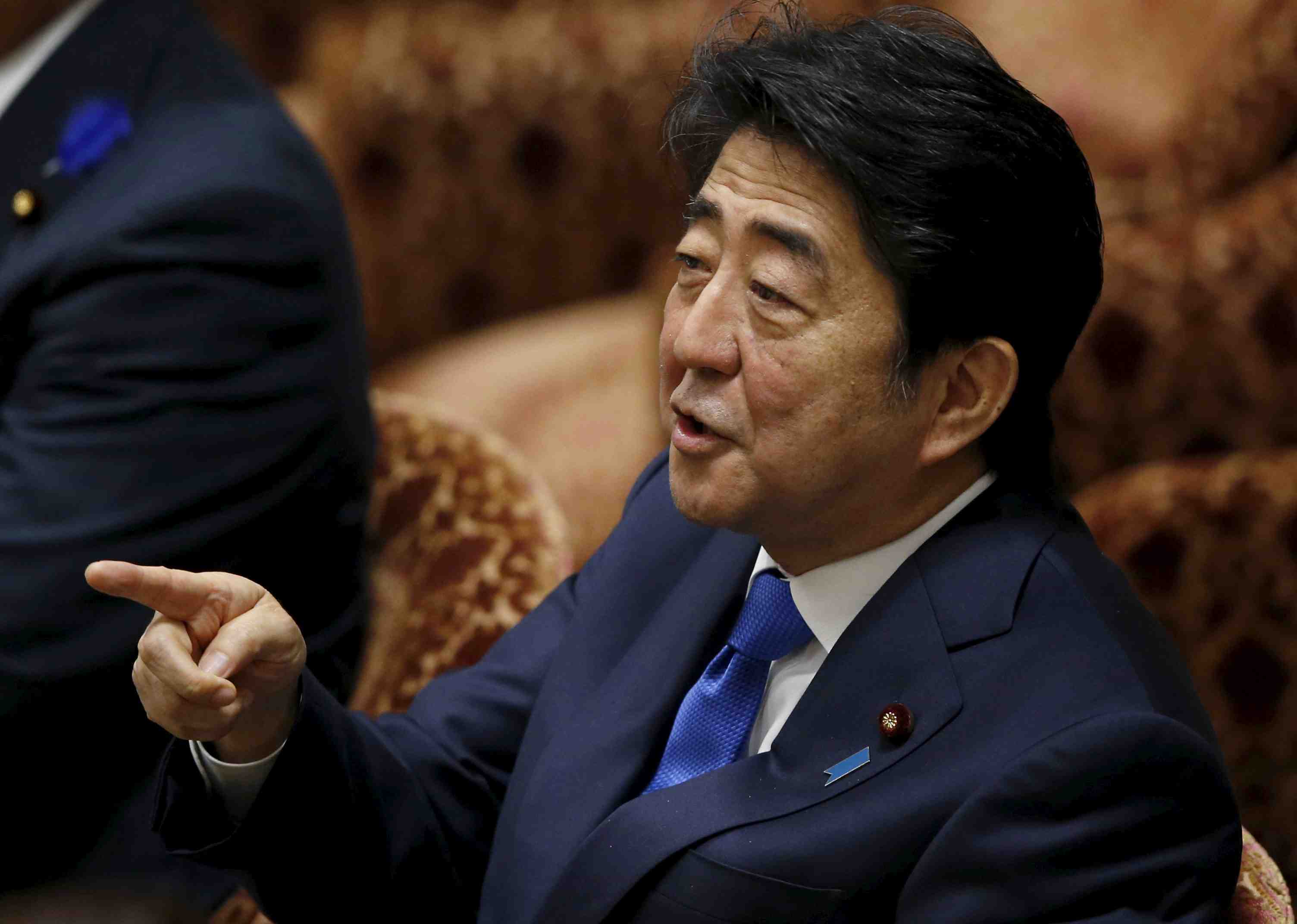 Le premier ministre japonais presente ses projets sur la defense