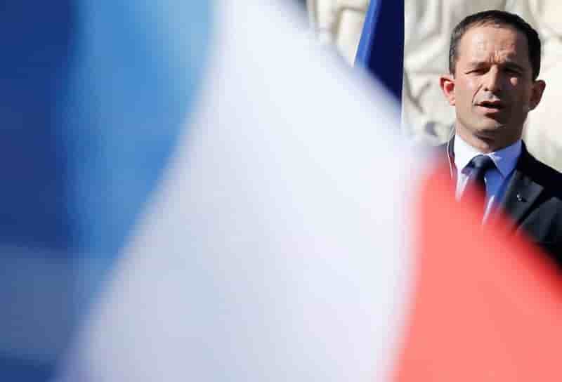 Hamon accuse macron de faire "la chasse aux sans-papiers"