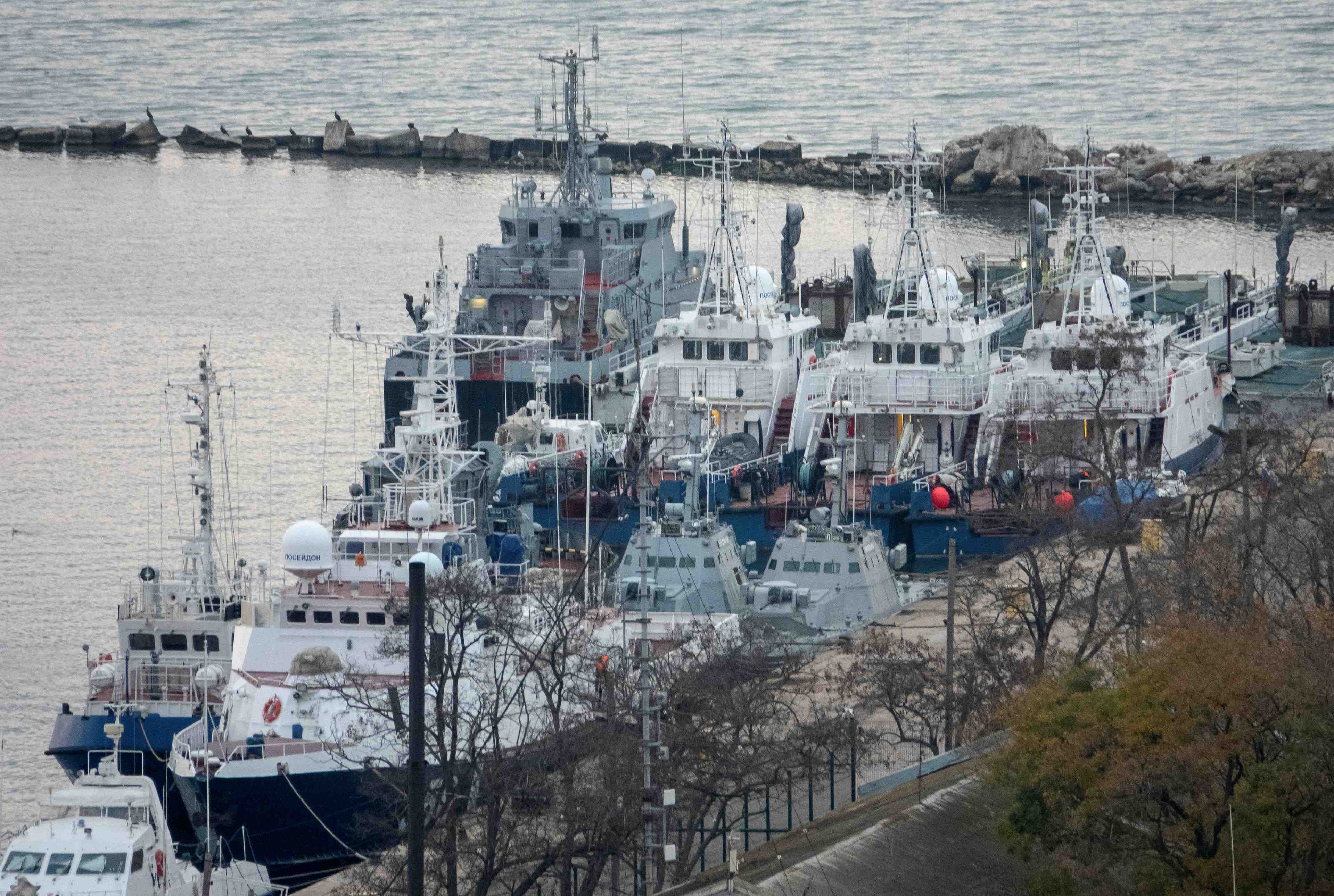 La russie prete a restituer trois navires a l'ukraine