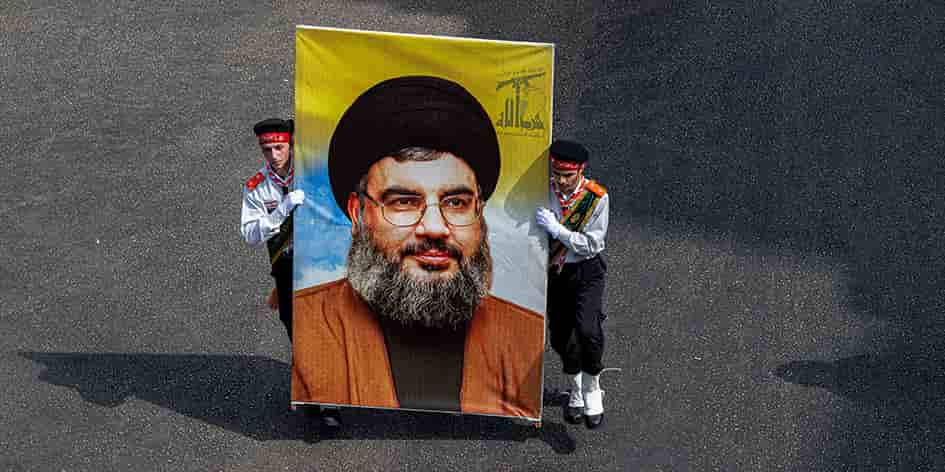Des membres du Hezbollah portant un portrait de Nasrallah, le 17 juillet.