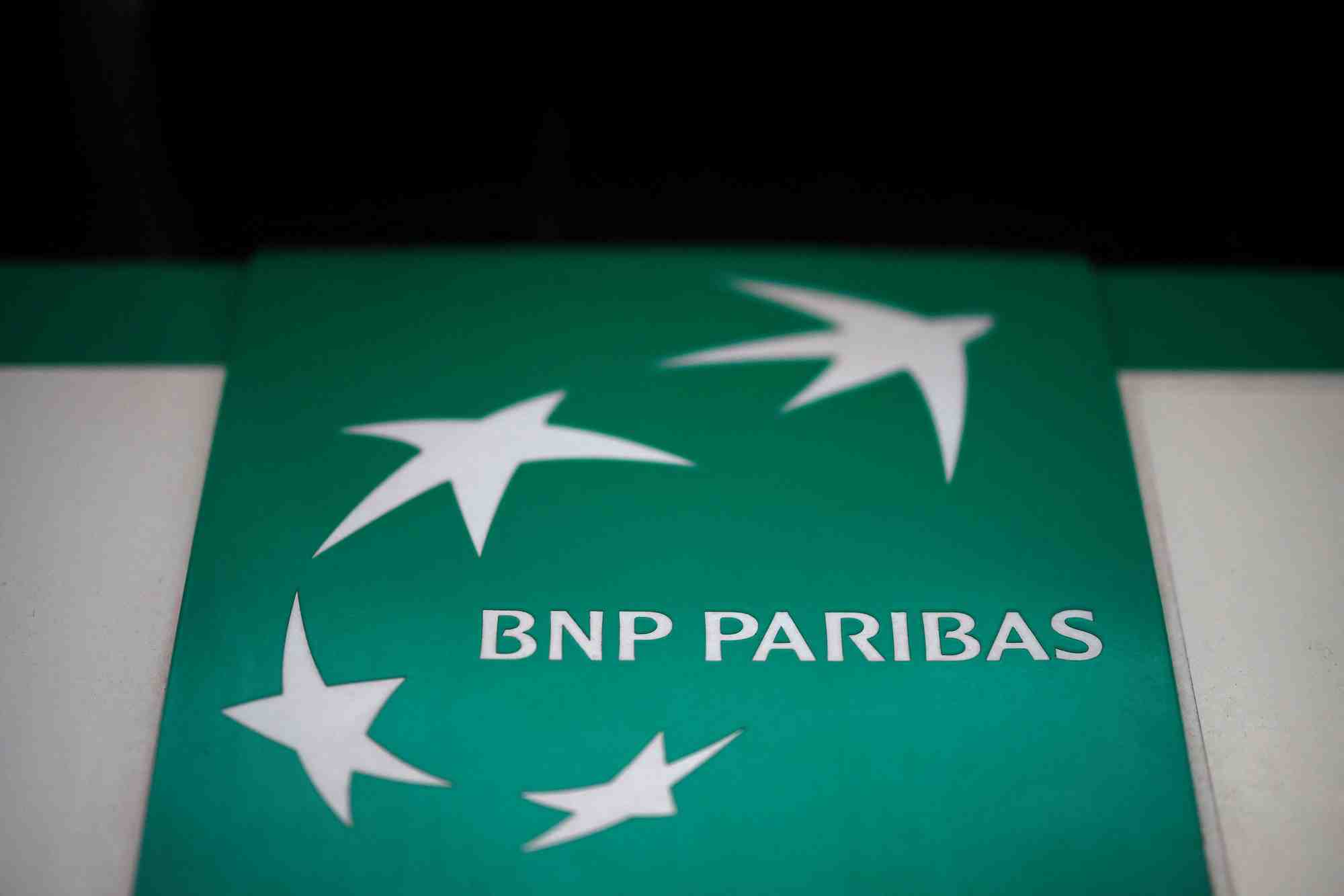 Le logo de bnp paribas est visible a l'exterieur d'un batiment de la banque a paris, france
