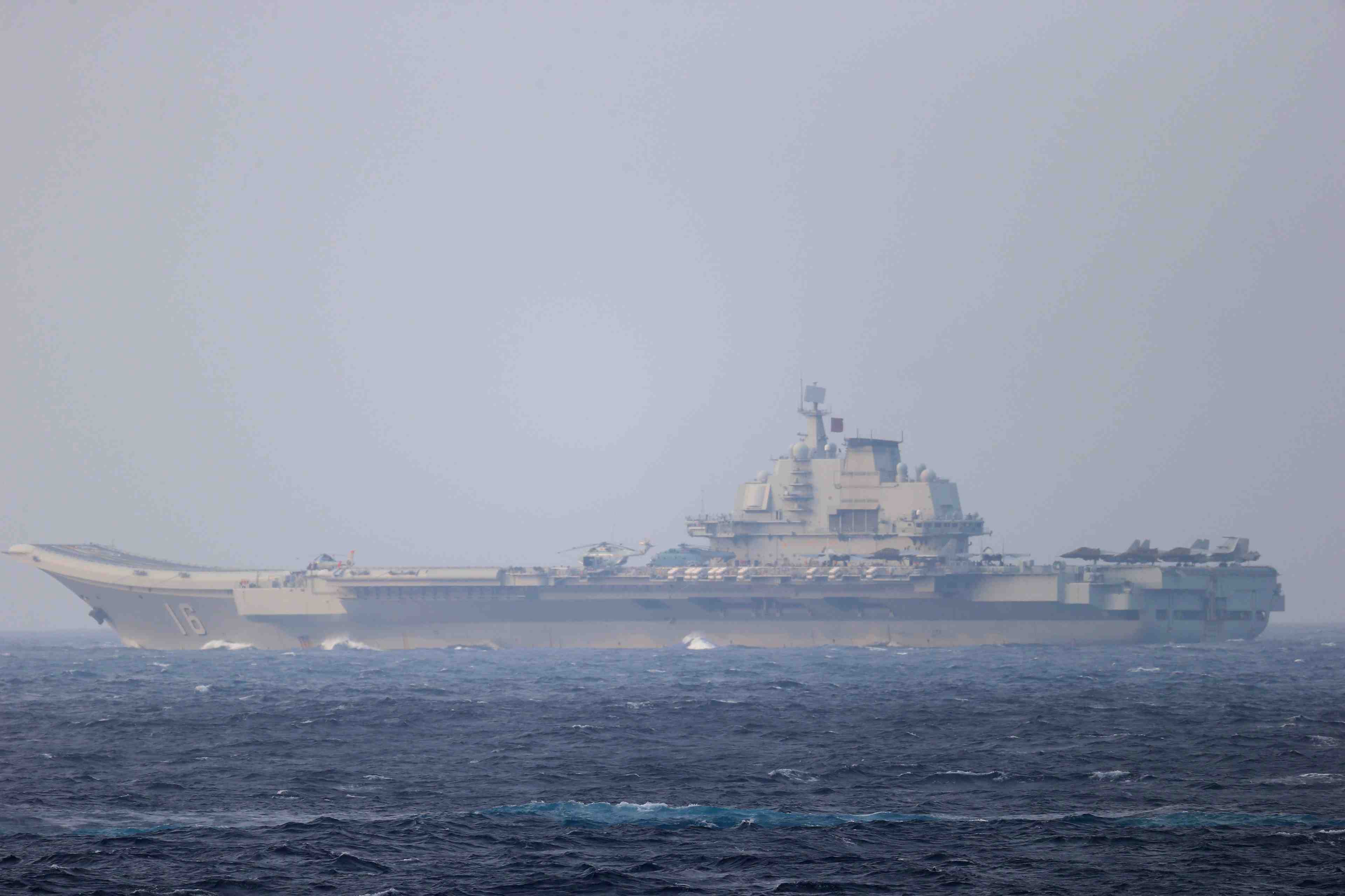 Un navire de guerre americain traverse le detroit de taiwan