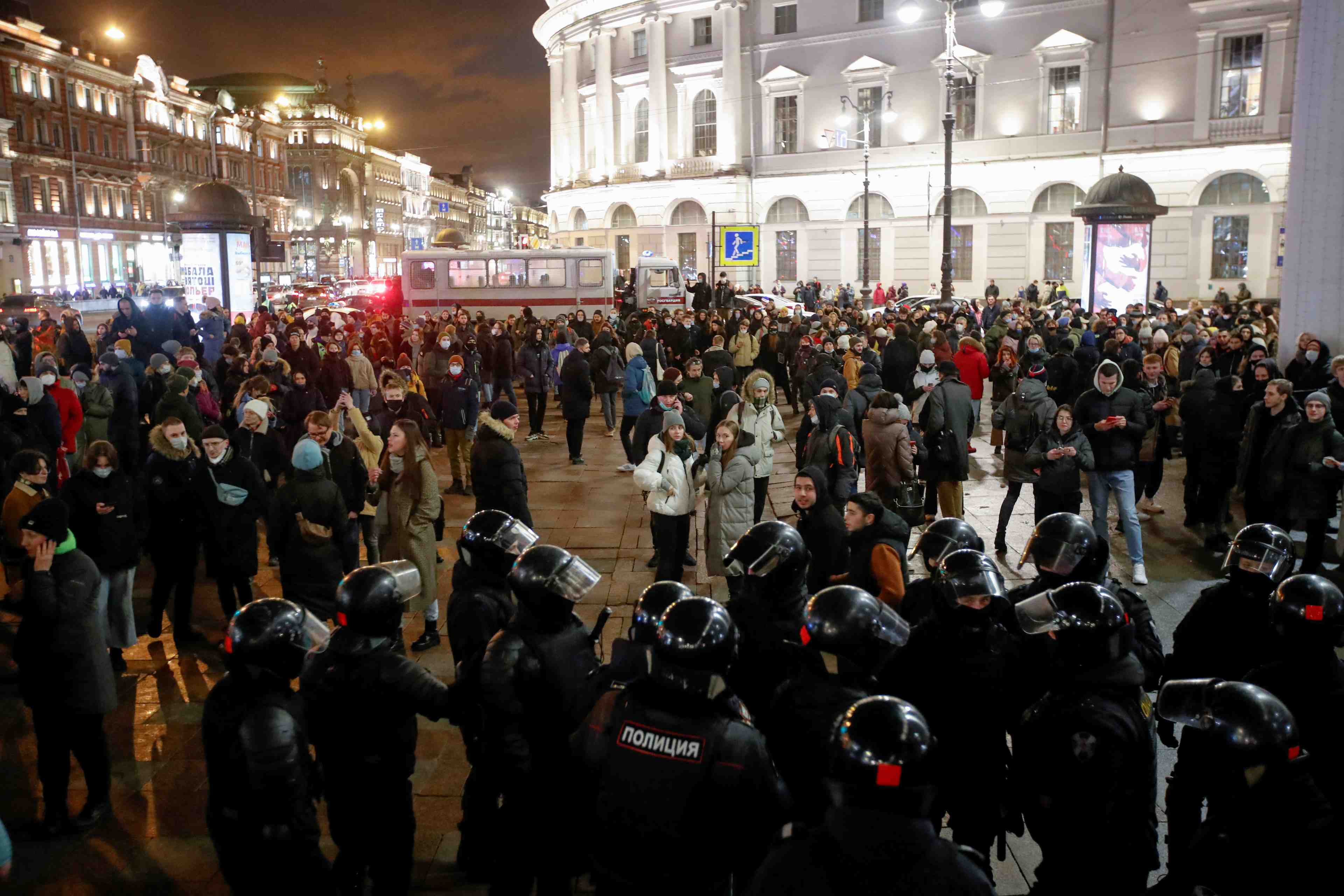 Plus de 350 manifestants contre la guerre arretes en russie