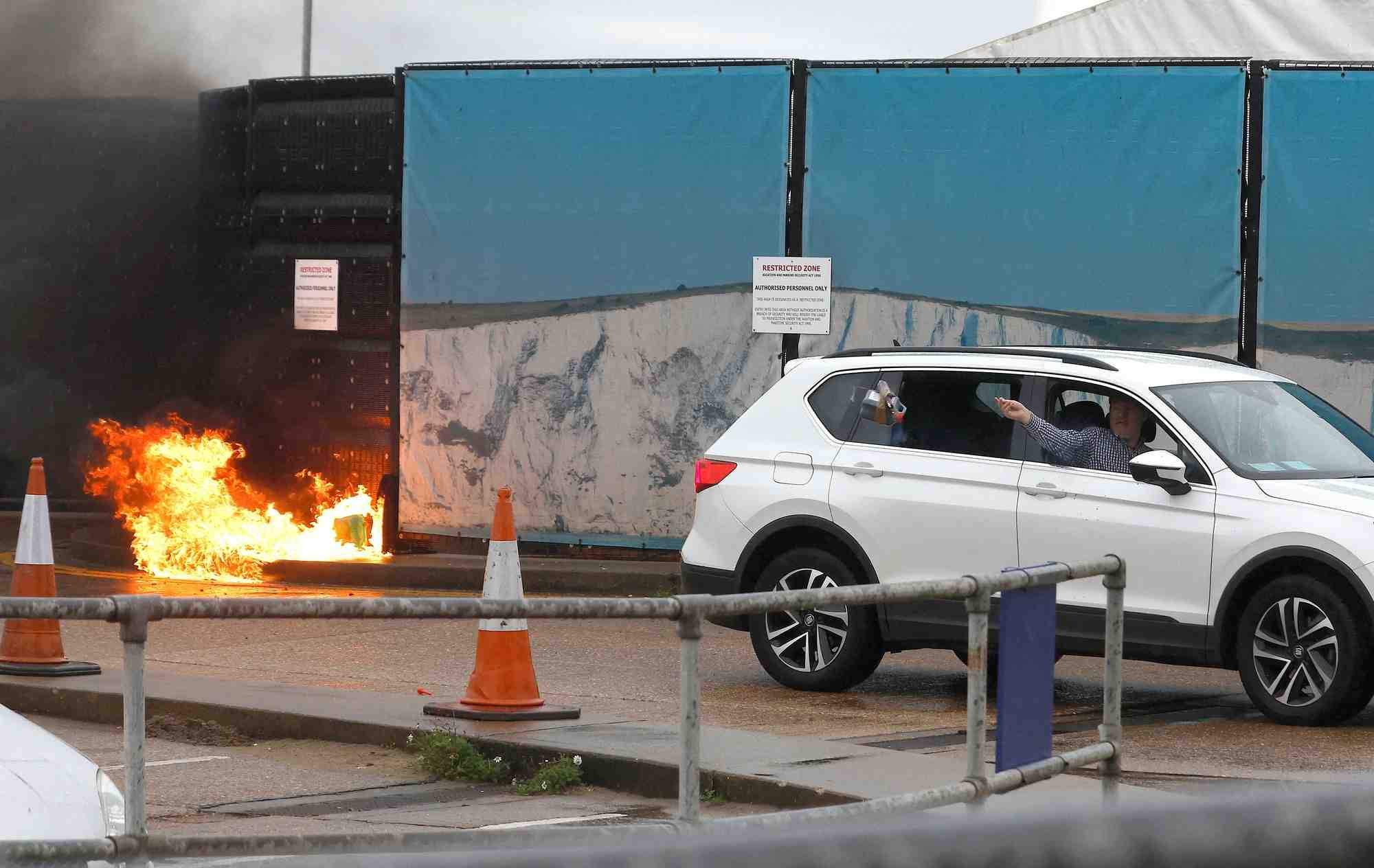 Le centre d'immigration de douvres, en grande-bretagne, apres une attaque qui a entraine un depart de feu