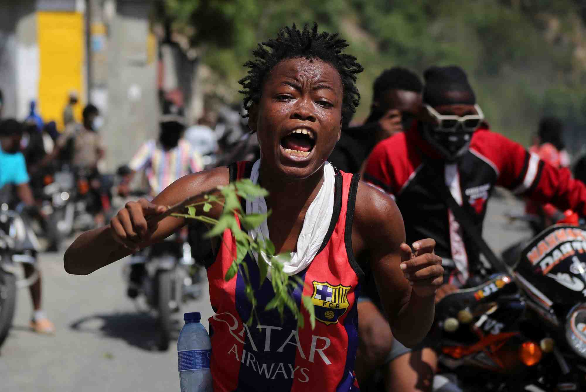 Une femme lors d'une manifestation demandant l'aide du gouvernement pour lutter contre la violence des gangs