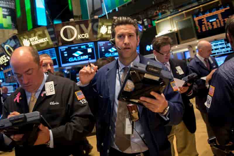 Wall Street ouvre sur une note stable, Omnicom monte 