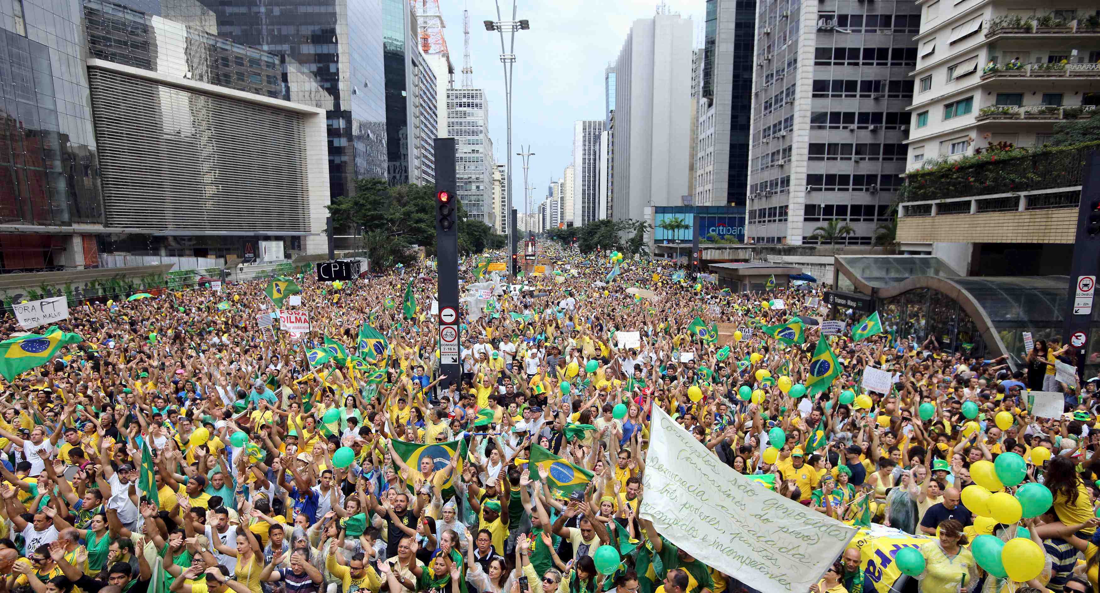 Plus d'un million de bresiliens defilent contre dilma rousseff