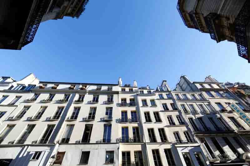 Macron invite les proprietaires a baisser les loyers de 5 euros