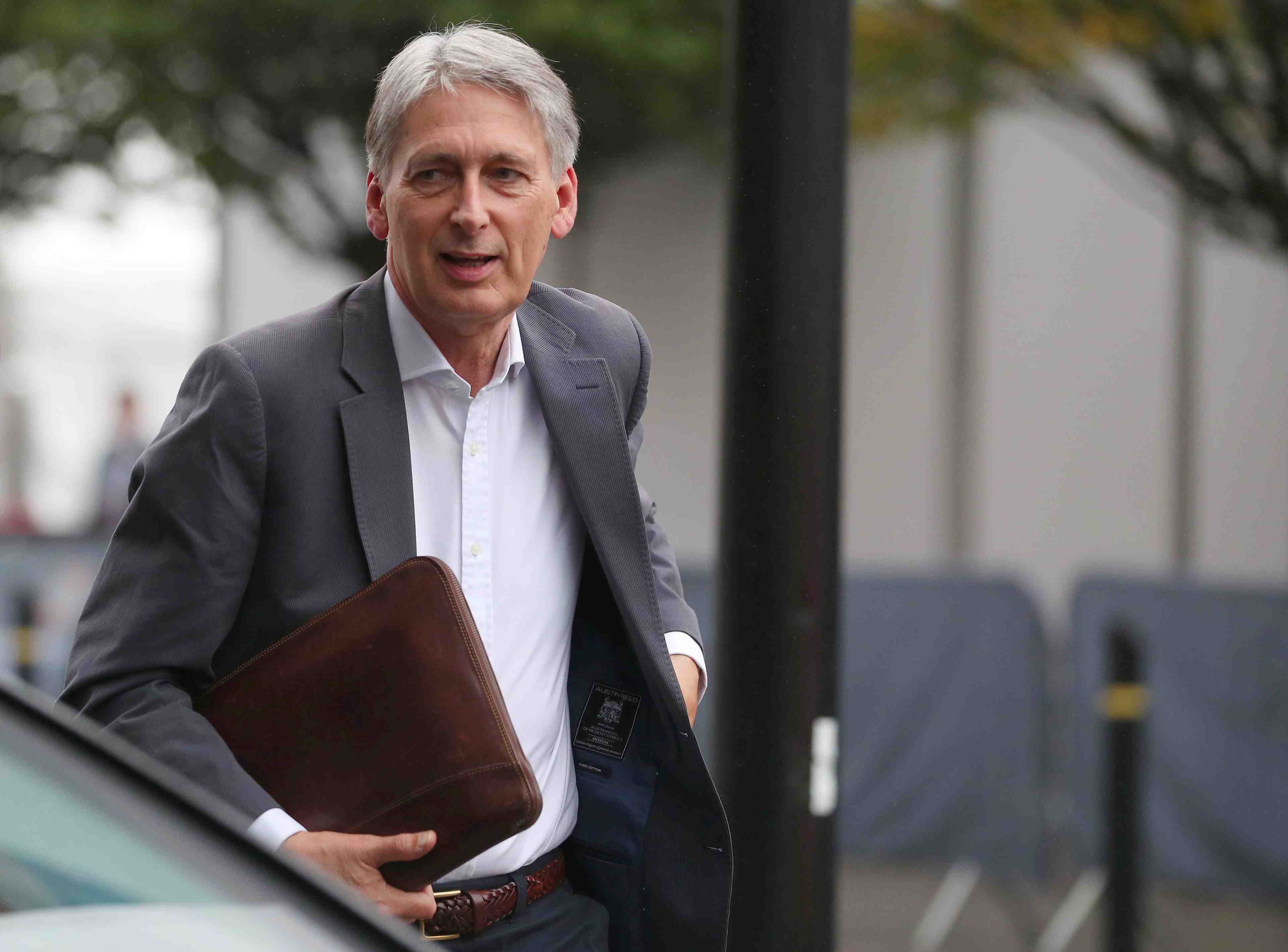 Londres deplore la lenteur des discussions sur le brexit affirme hammond
