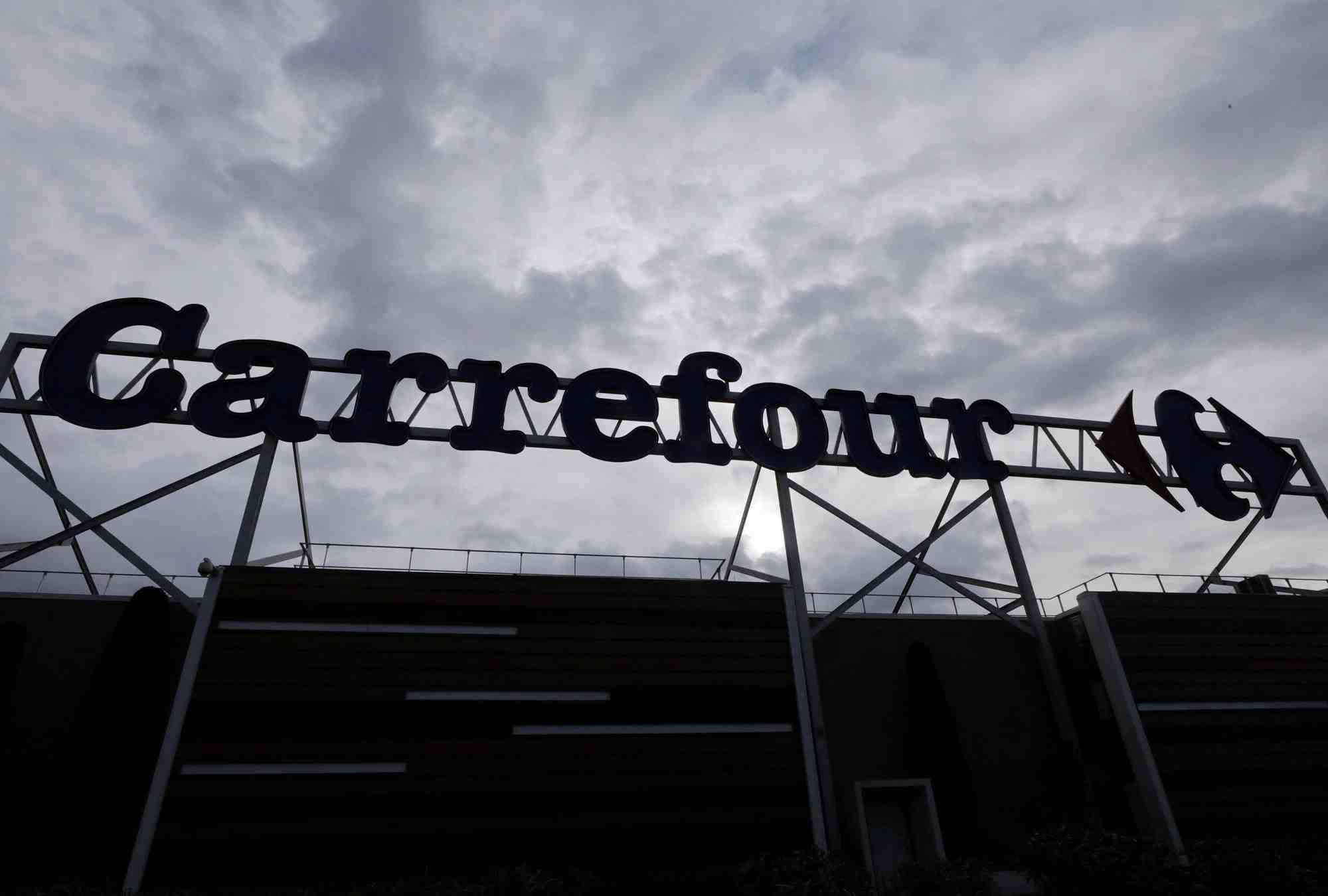 Logo de carrefour a l'exterieur d'un hypermarche a nice