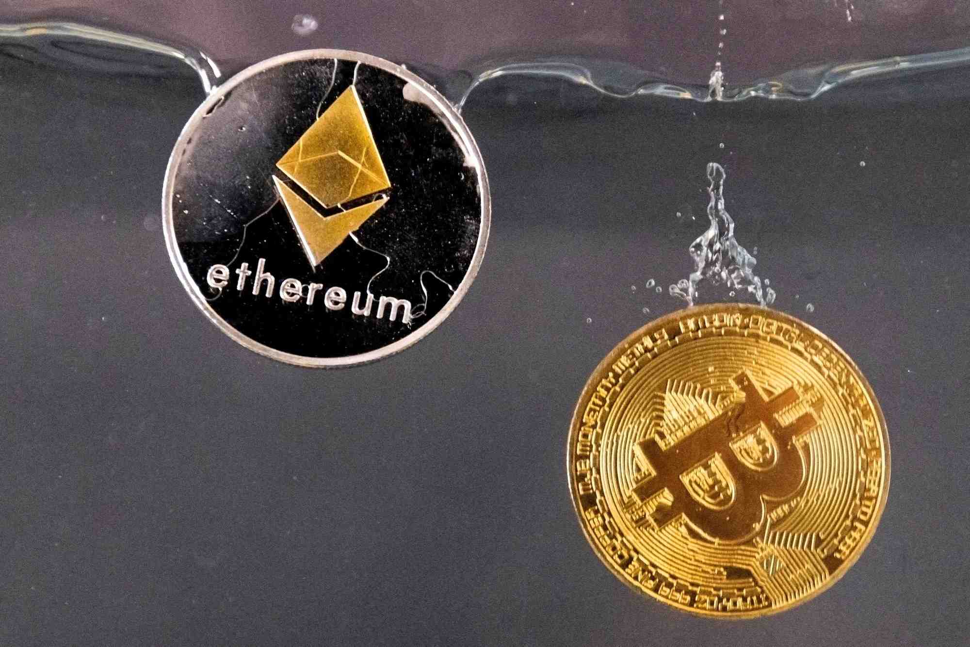 Photo d'archives de jetons bitcoin et ethereum