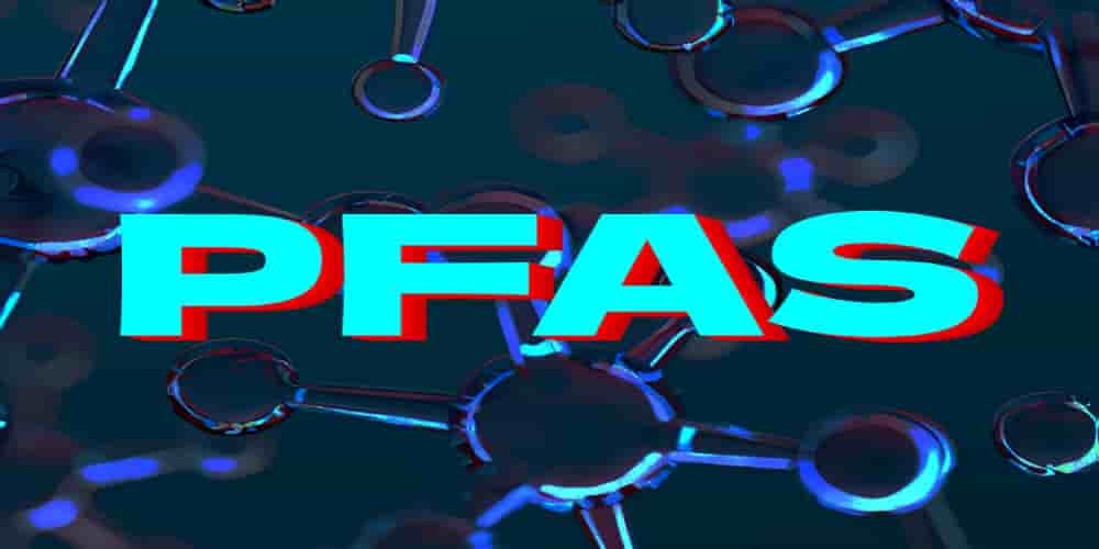 Quasi indestructibles et présents dans quantité d'objets et de produits, les PFAS s'accumulent avec le temps dans l'air, le sol, l'eau, la nourriture et, in fine, dans le corps humain.