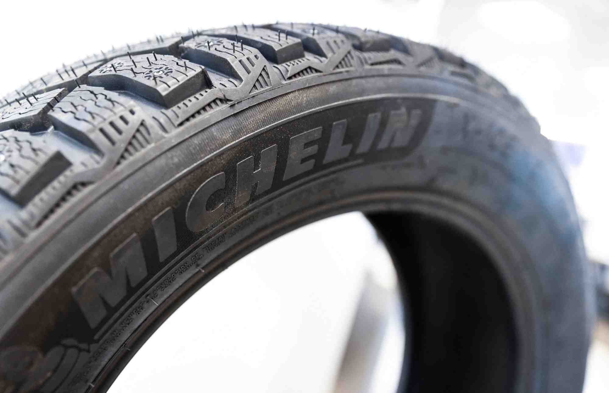 Un pneu produit par la societe francaise michelin est expose chez un concessionnaire a moscou