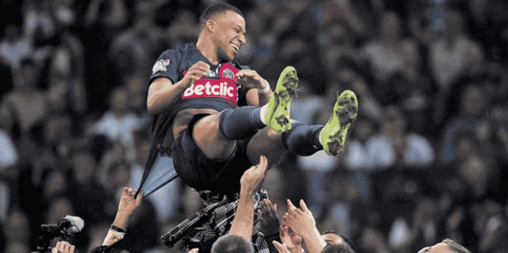 Kylian Mbappé porté en triomphe à l’issue de la finale de la Coupe de France, hier à Lille.