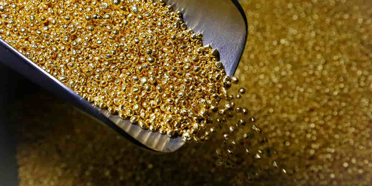 Un employé prend des granulés d'or pur à 99,99 % dans l'usine de métaux non ferreux Krastsvetmet, l'un des plus grands producteurs mondiaux de l'industrie des métaux précieux, dans la ville sibérienne de Krasnoïarsk, en Russie, le 22 novembre 2018.