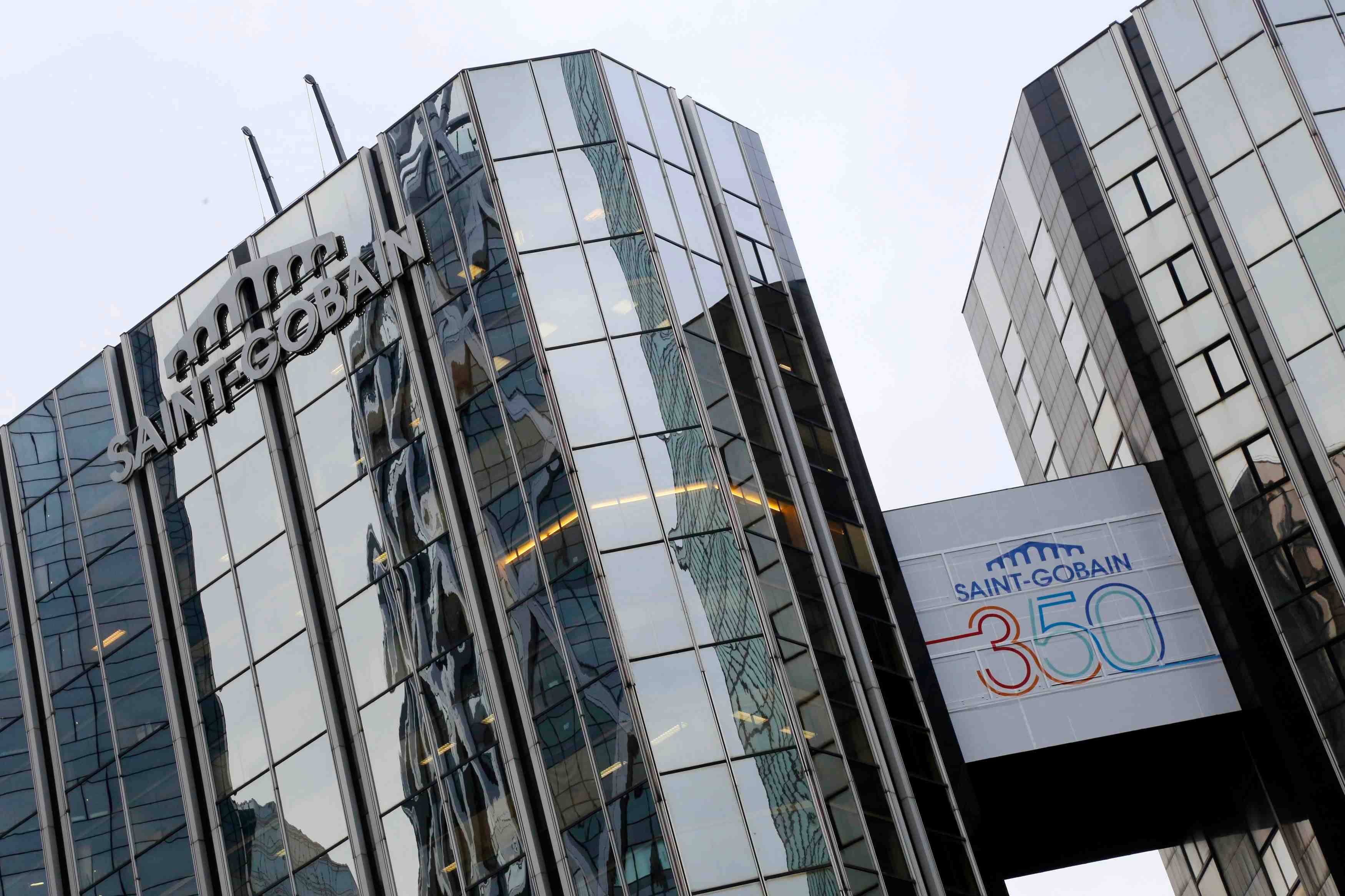 Saint-gobain ne compte pas fusionner ses activites mortier avec sika