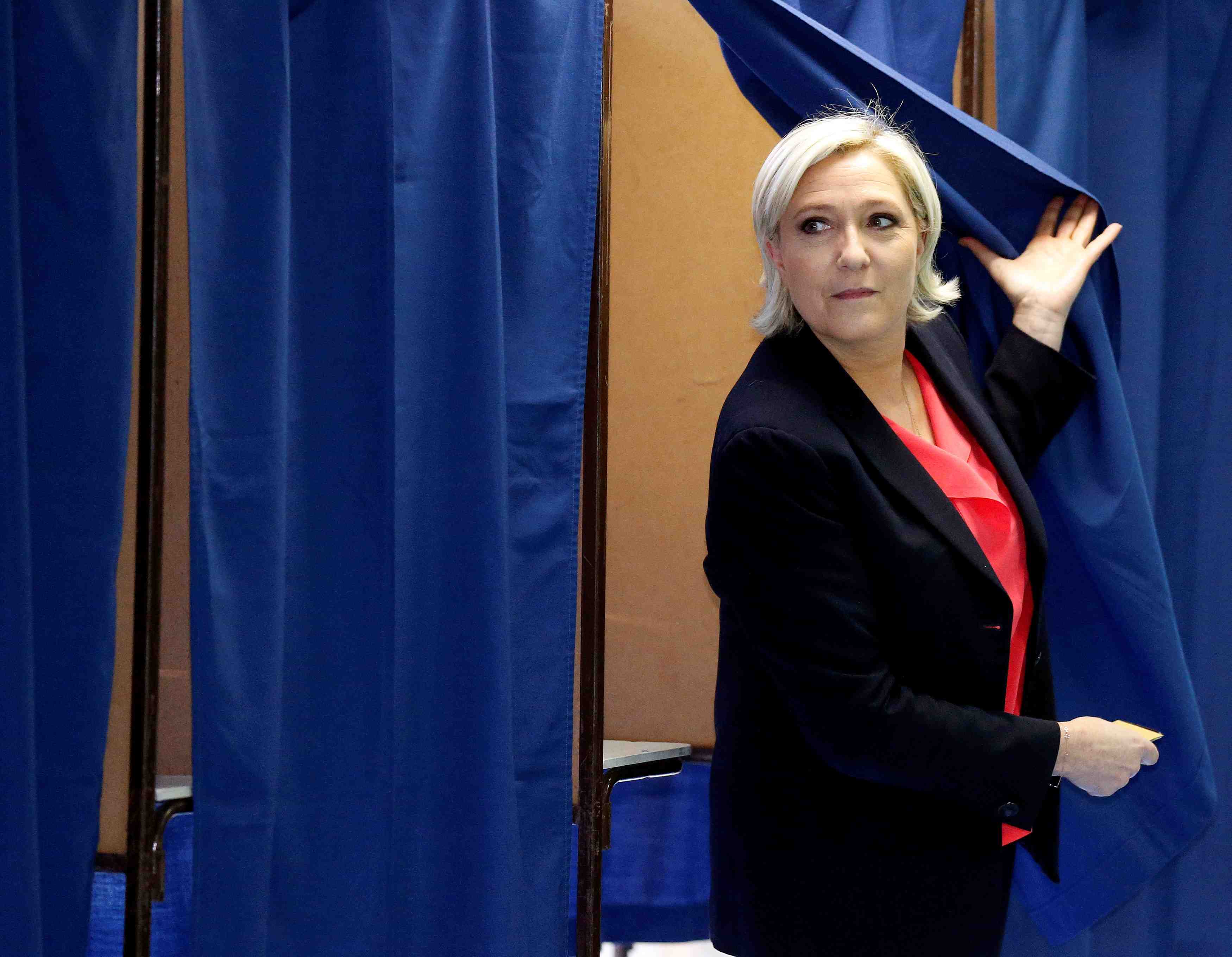Battue, le pen annonce une "transformation profonde" du fn