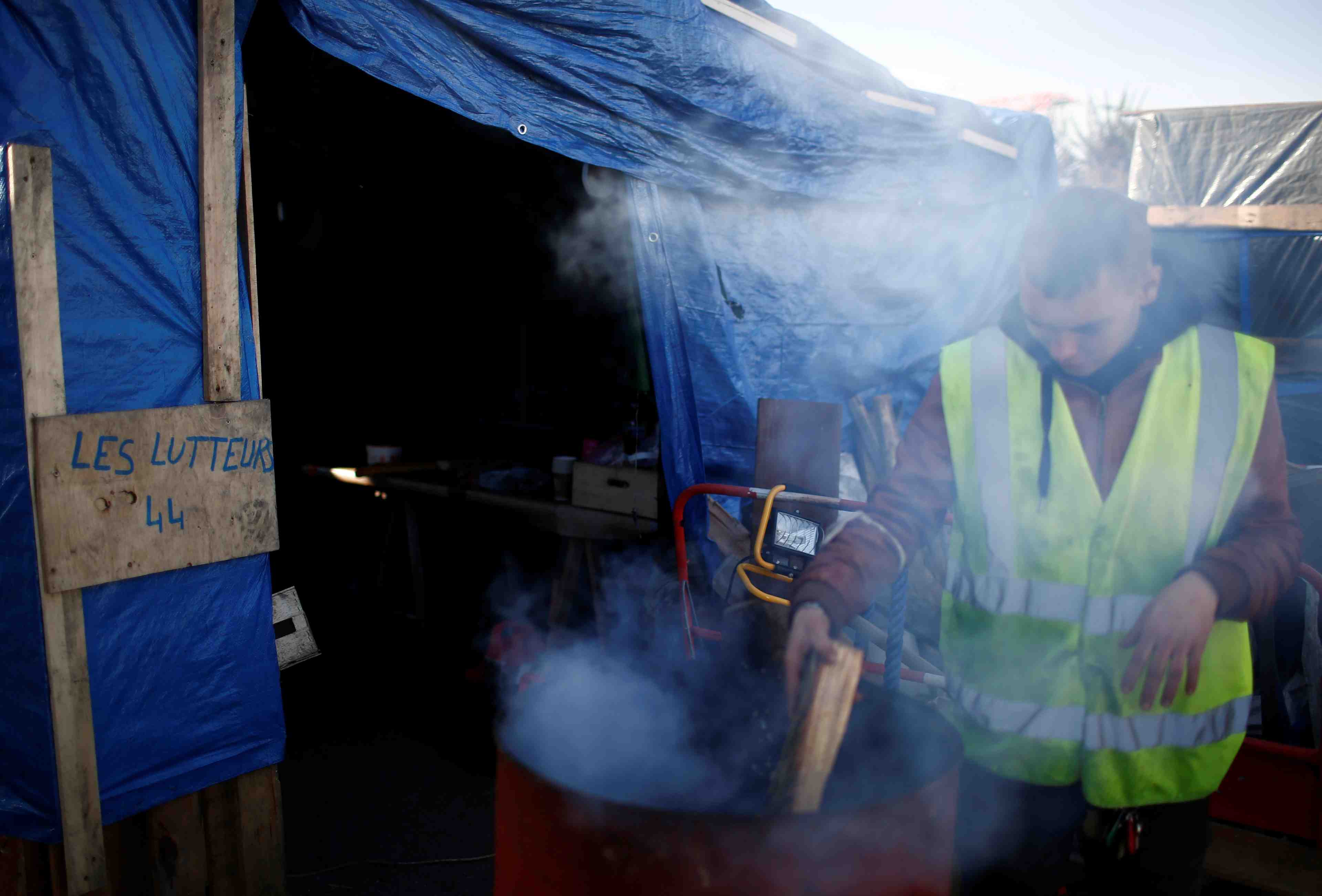 Le gouvernement appelle les "gilets jaunes" a cesser les manifestations