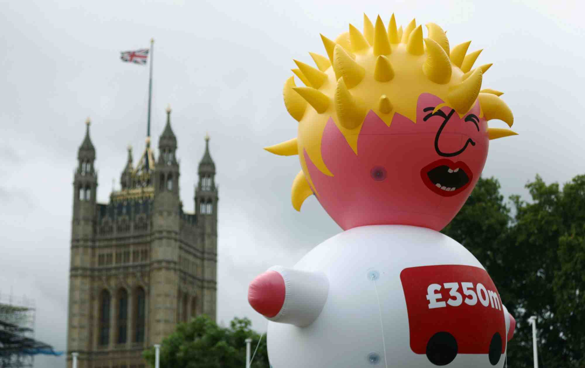 Des opposants au Brexit ont manifesté samedi 20 juillet à Londres en déployant dans le ciel de la capitale britannique un ballon géant représentant Boris Johnson, très probable prochain Premier ministre, en enfant capricieux et en pleurs.