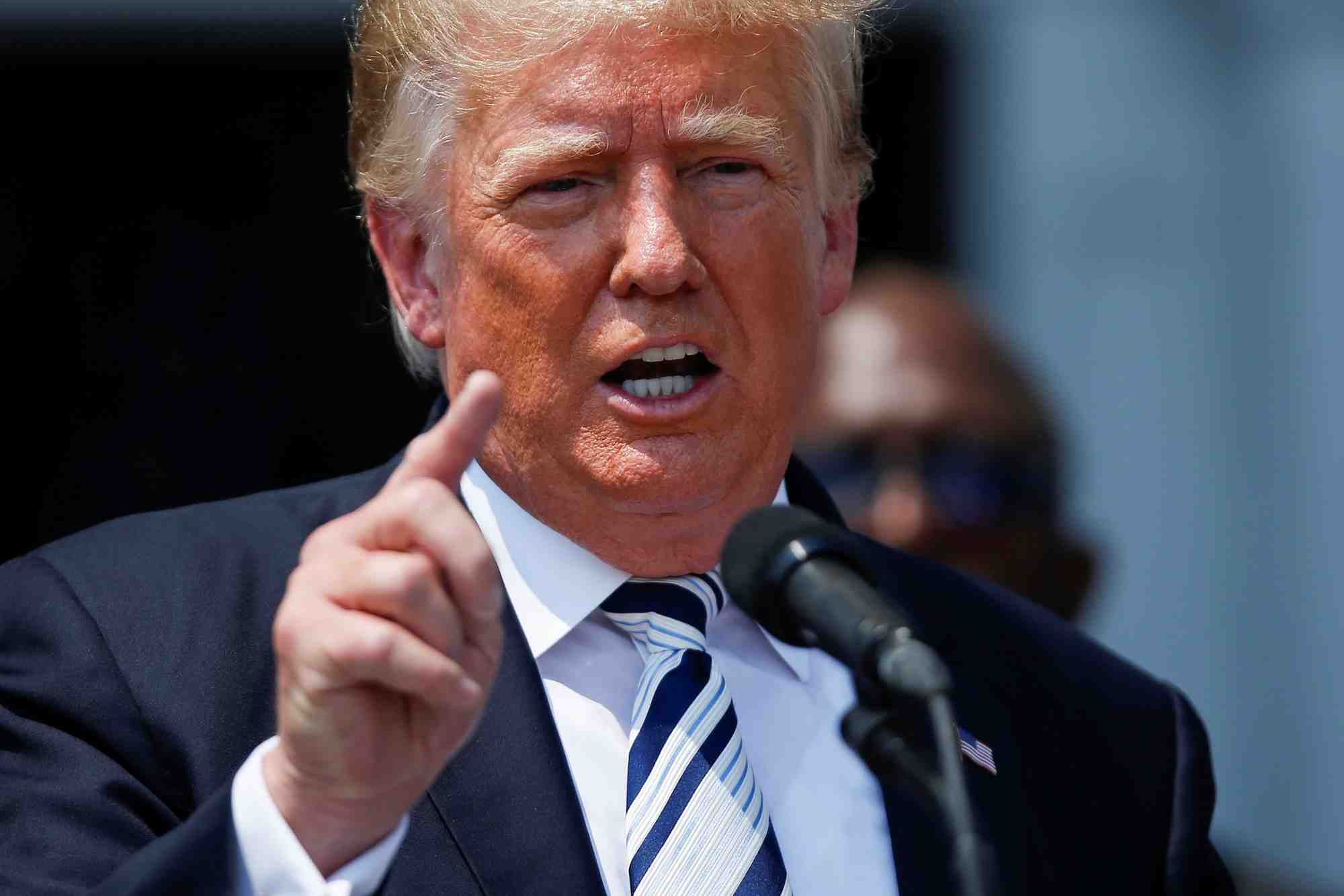 Usa: trump, denoncant un parti pris, attaque twitter, facebook et google en justice