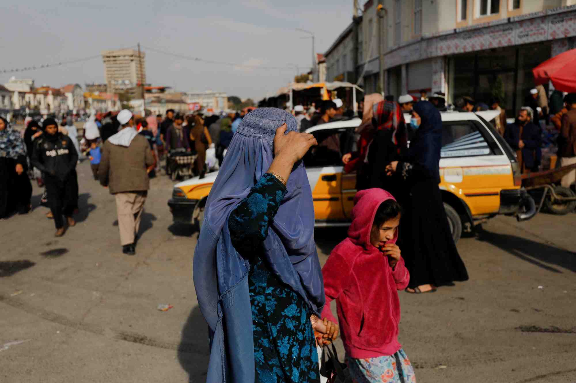 Une femme et une fille afghanes marchent dans une rue de kaboul