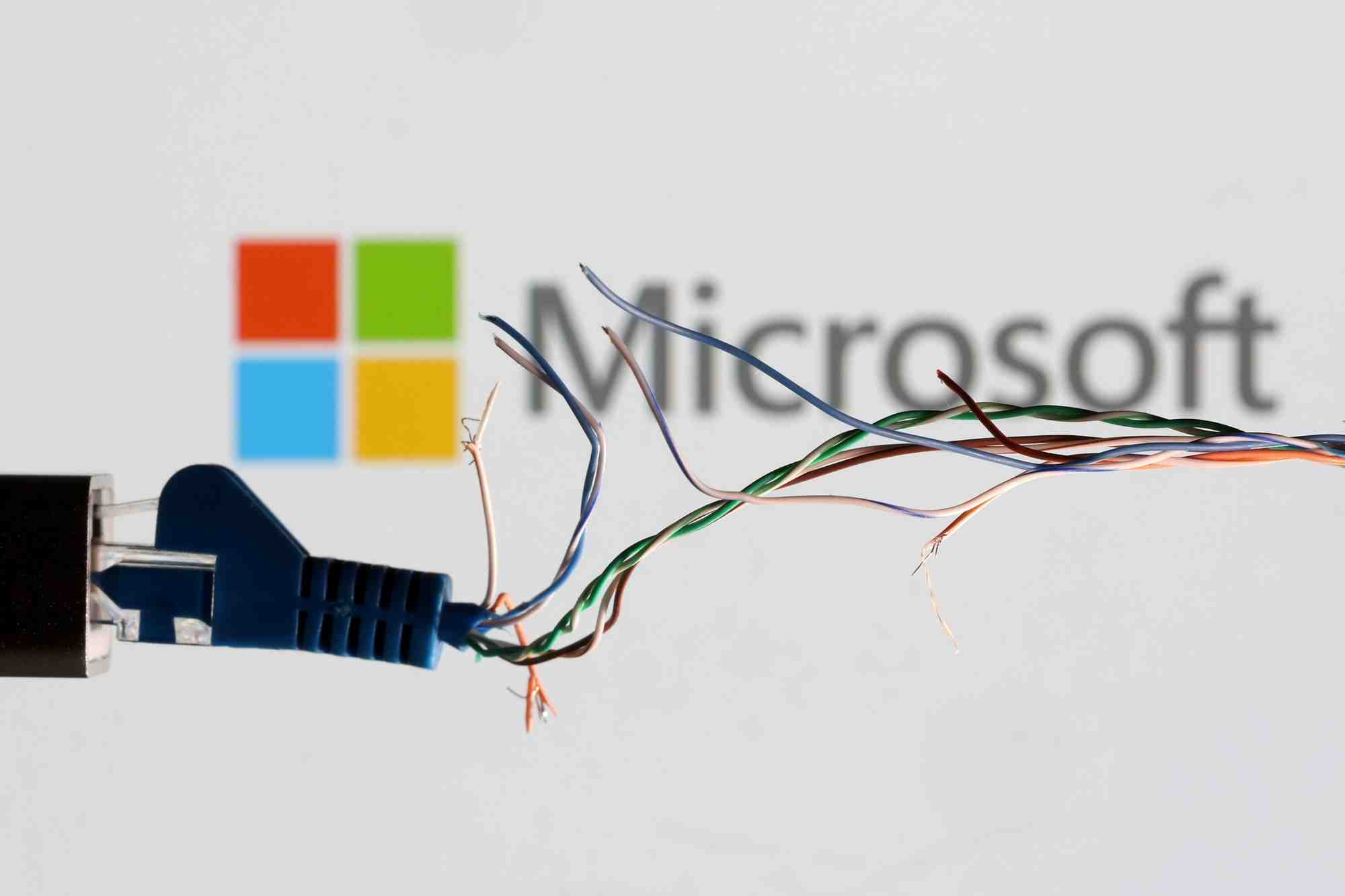 Illustration montrant un cable ethernet casse et le logo microsoft