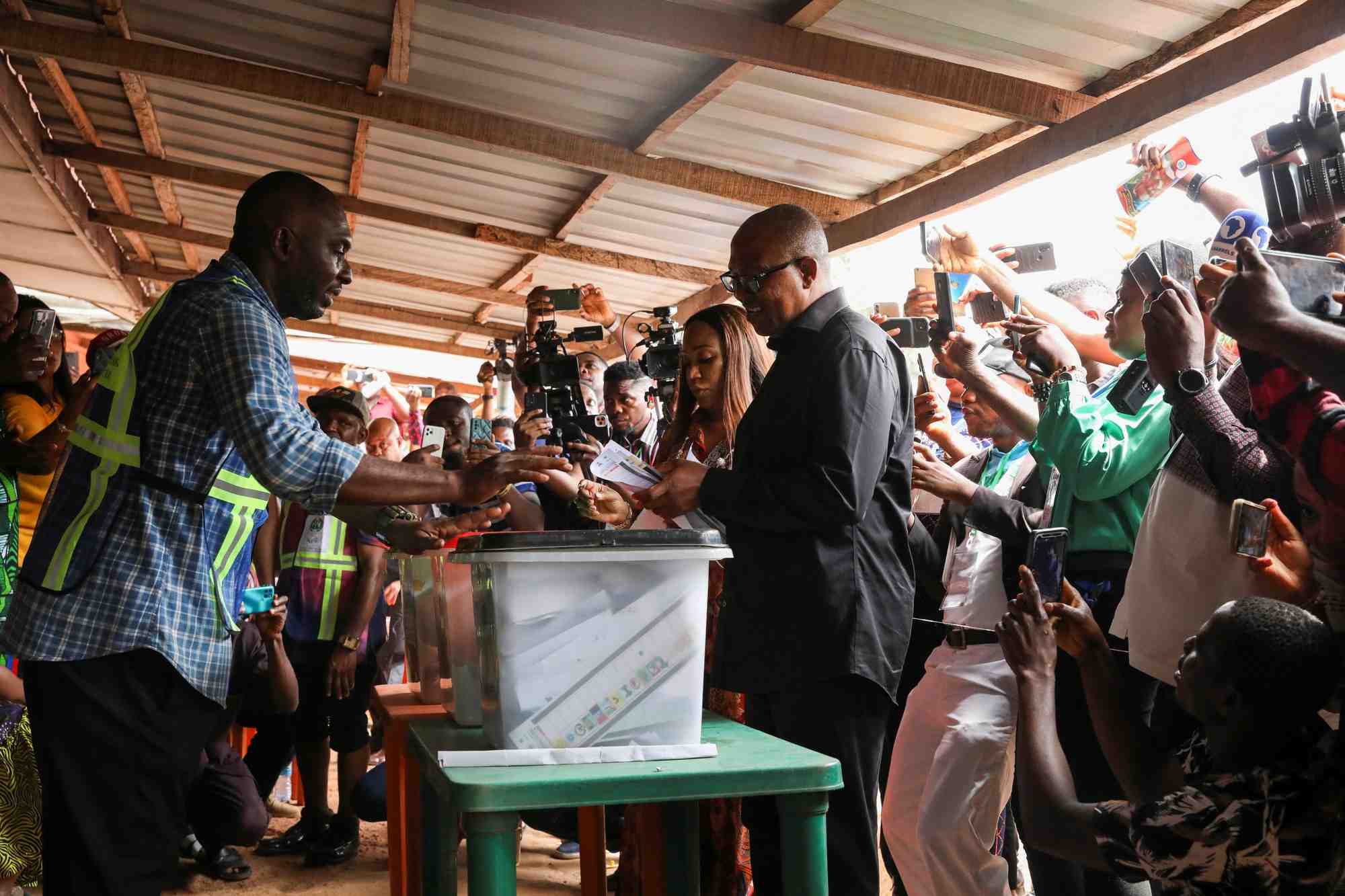 Peter obi, candidat a la presidence du parti travailliste (lp), depose son bulletin de vote dans un bureau de vote lors de l'election presidentielle au nigeria, dans sa ville natale d'agulu.