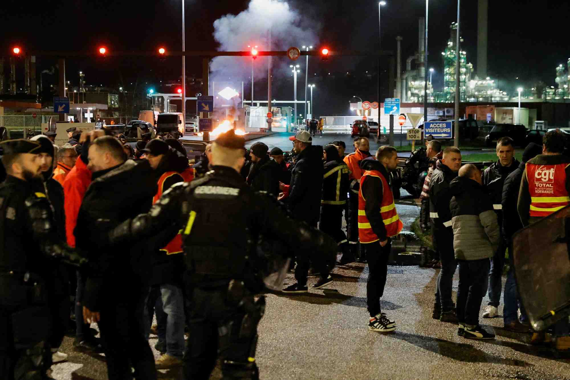 Photo des forces de l'ordre et et des salaries grevistes a la raffinerie de gonfreville
