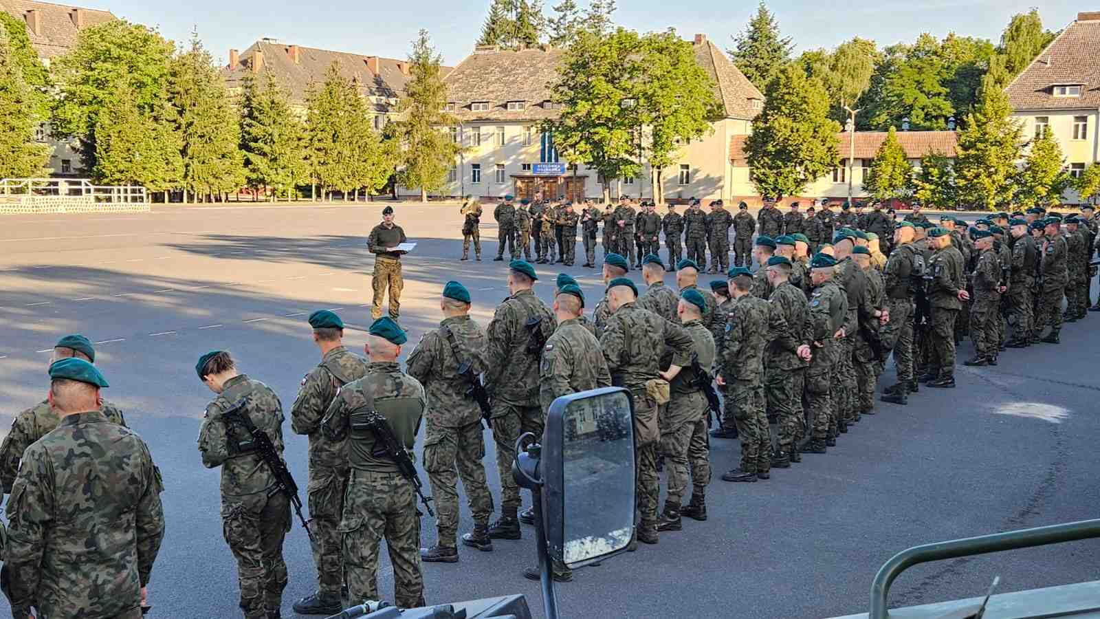 Des troupes de l'armee polonaise montent la garde, alors qu'une partie des 12e et 17e brigades mecanisees commencent a se deplacer vers l'est du pays