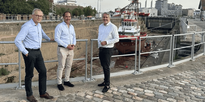 Jean-Frédéric Laurent, président du port de Bordeaux, Exequiel Cano Lanza, groupe Clyd, et Damien Havard, HDF Energy, devant la forme de radoub qui sera utilisée par Hynaval.