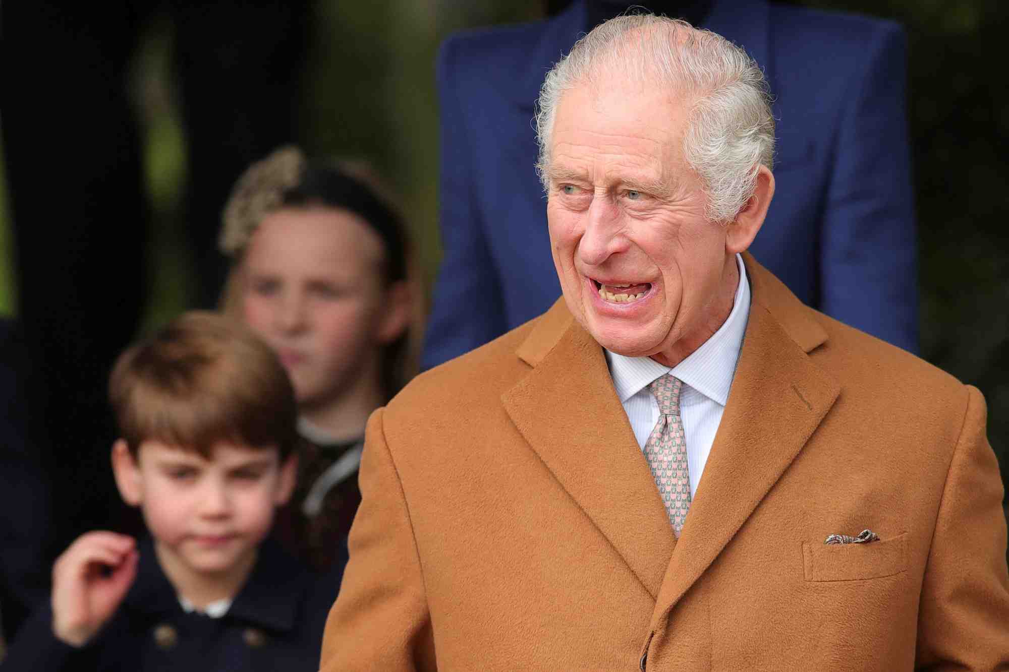 Le roi charles lors de la ceremonie de noel de la famille royale au domaine de sandringham