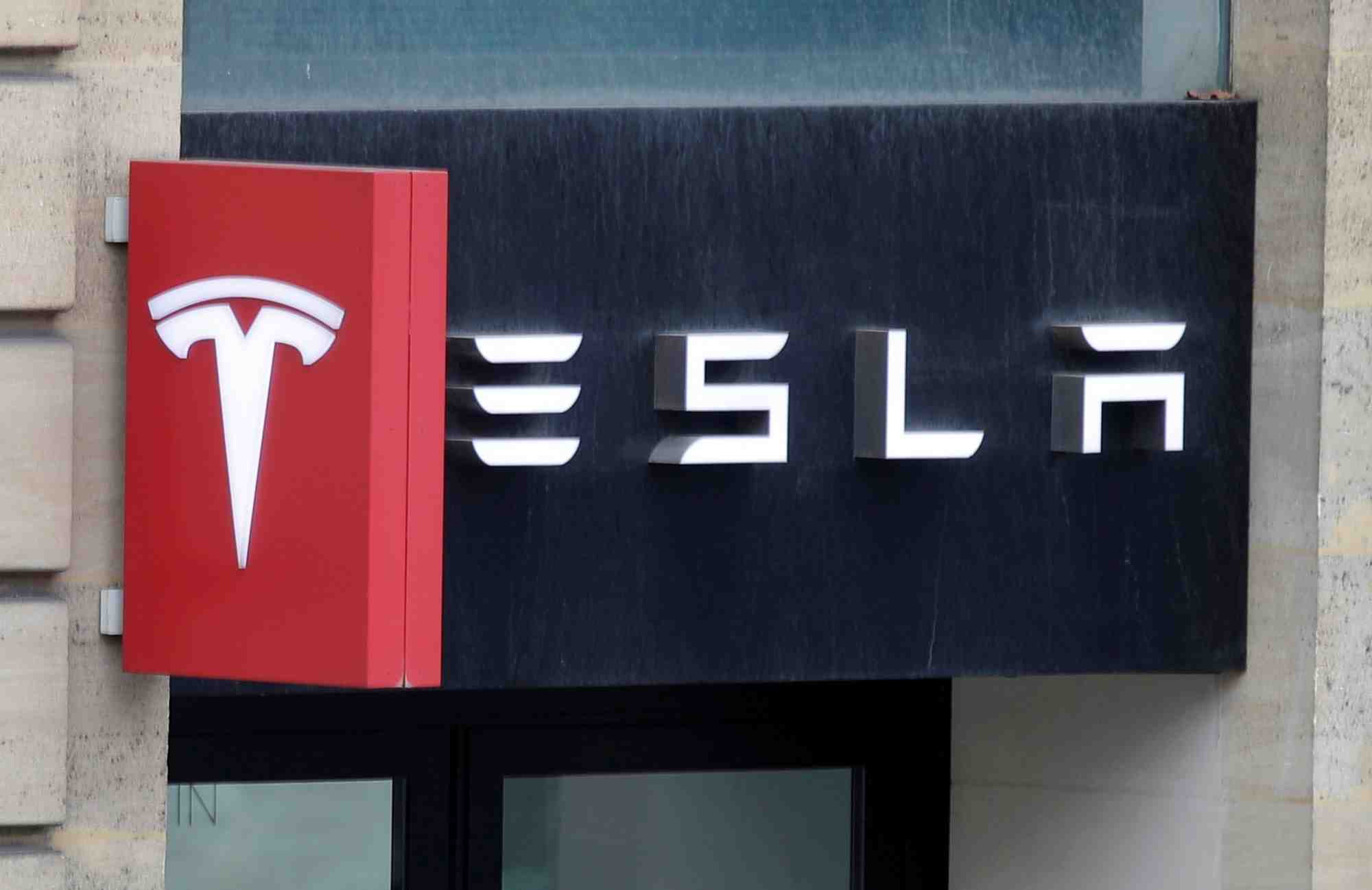 Logo de tesla
