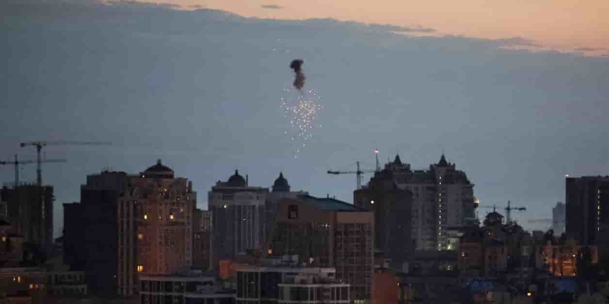 Selon le président Volodymyr Zelensky, 120 missiles et 90 drones ont été lancés au total (Photographie de la ville de Kiev, prise le 21 septembre 2024).