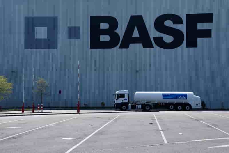 La faiblesse de l'euro compense la baisse des volumes chez basf