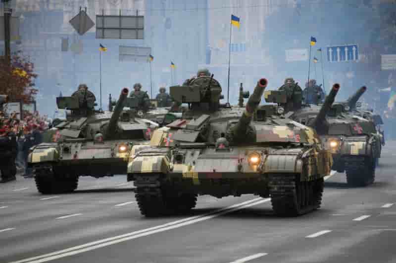 Defile militaire a kiev sur fond de regain de tension avec moscou