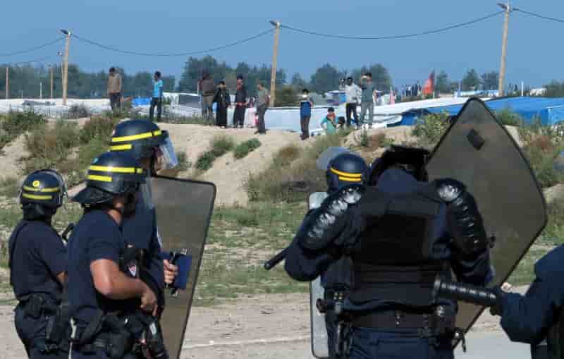 Echauffourees a calais entre migrants et crs
