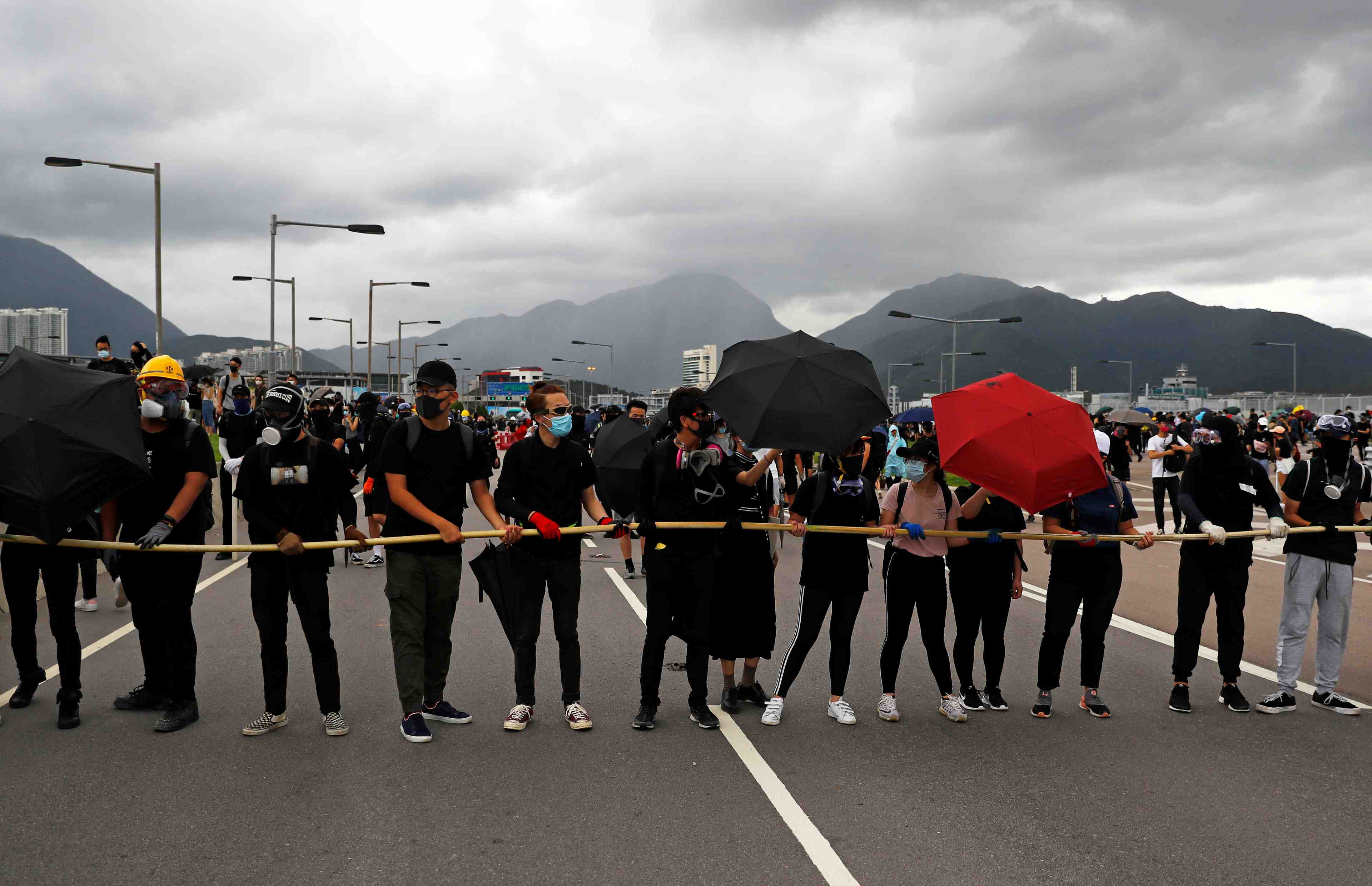 Hong kong: les manifestants perturbent les acces a l'aeroport