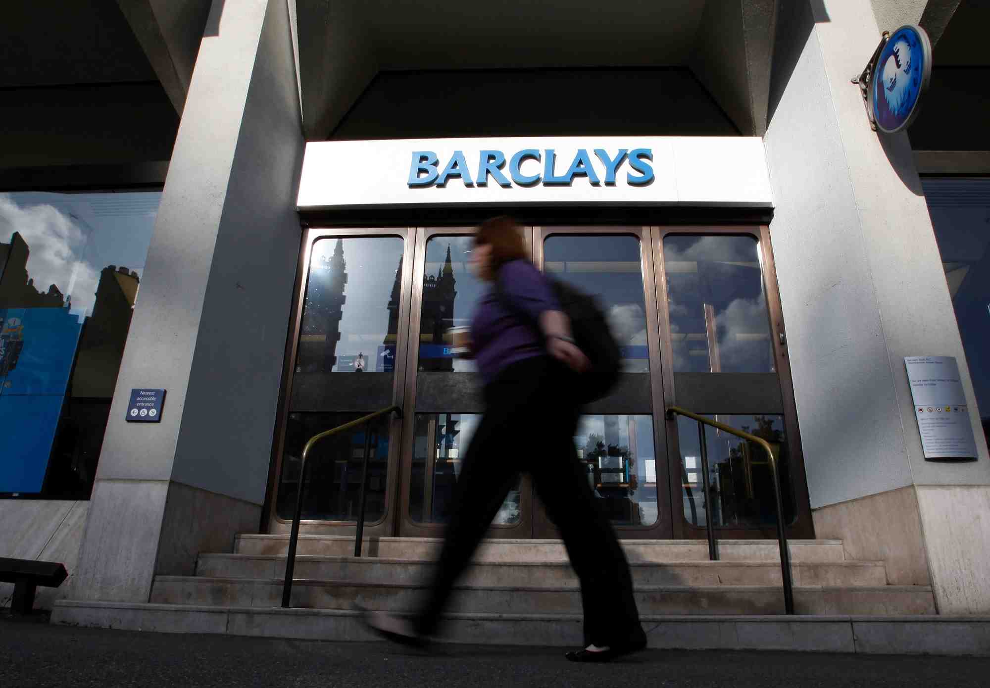 Barclays abaisse sa prevision de croissance mondiale, une recession peu probable